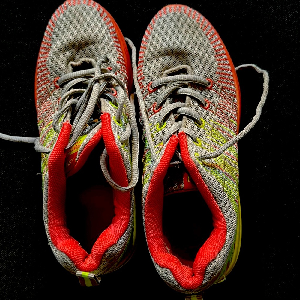 Sneakers size 6